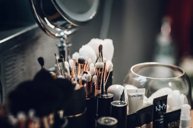 makeup, cosmetics, glass, lipstick, eye painting, accessories, style, elegant, eyelids, crayon, brush, powder, beauty, studio, makeup, makeup, makeup, makeup, makeup, cosmetics, cosmetics. Celebrity brands examples: ownership shapes